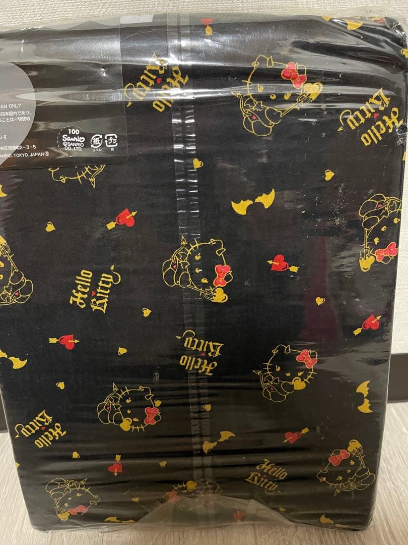 ハローキティ　悪魔　掛け布団、敷布団カバー2点セットさらに、気まぐれ値下げ中。