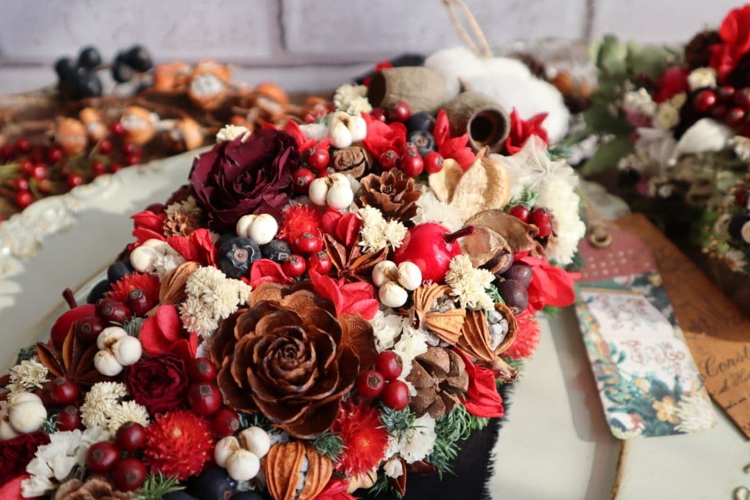 ドライフラワーꕤ︎︎バラと木の実いっぱいクリスマス縦長ガーランドꕤアンティーク