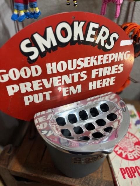 入手困難！　USA 灰皿　レッドプレート付き