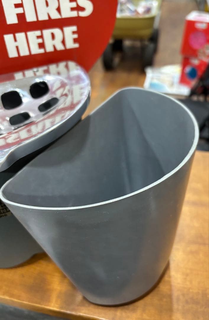 入手困難！　USA 灰皿　レッドプレート付き