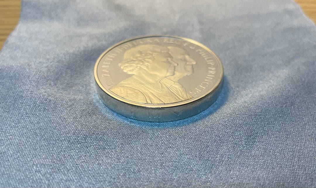 2007年 5ポンド記念銀貨（約57g） エリザベス女王（通称:幾何学模様