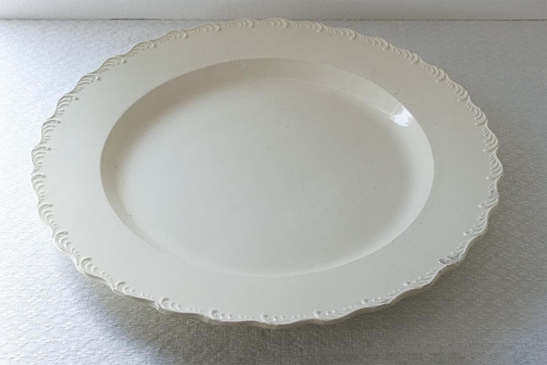 イギリスアンティーク　18世紀　フリルリム　レリーフ　プレート　34cm