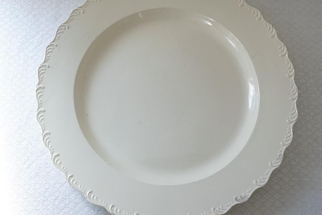 イギリスアンティーク　18世紀　フリルリム　レリーフ　プレート　34cm