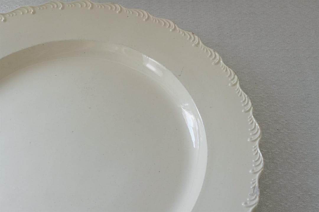 イギリスアンティーク　18世紀　フリルリム　レリーフ　プレート　34cm