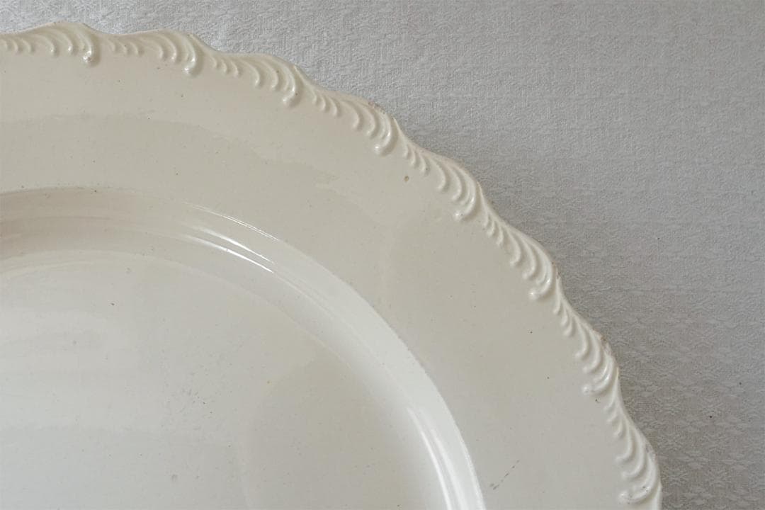 イギリスアンティーク　18世紀　フリルリム　レリーフ　プレート　34cm