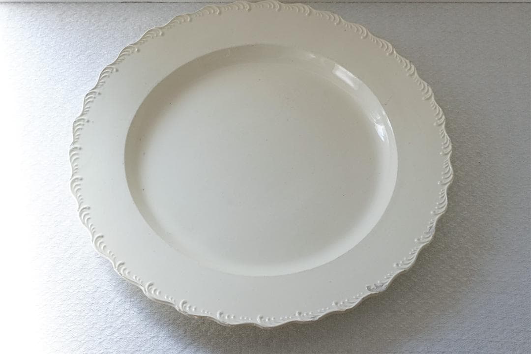 イギリスアンティーク　18世紀　フリルリム　レリーフ　プレート　34cm