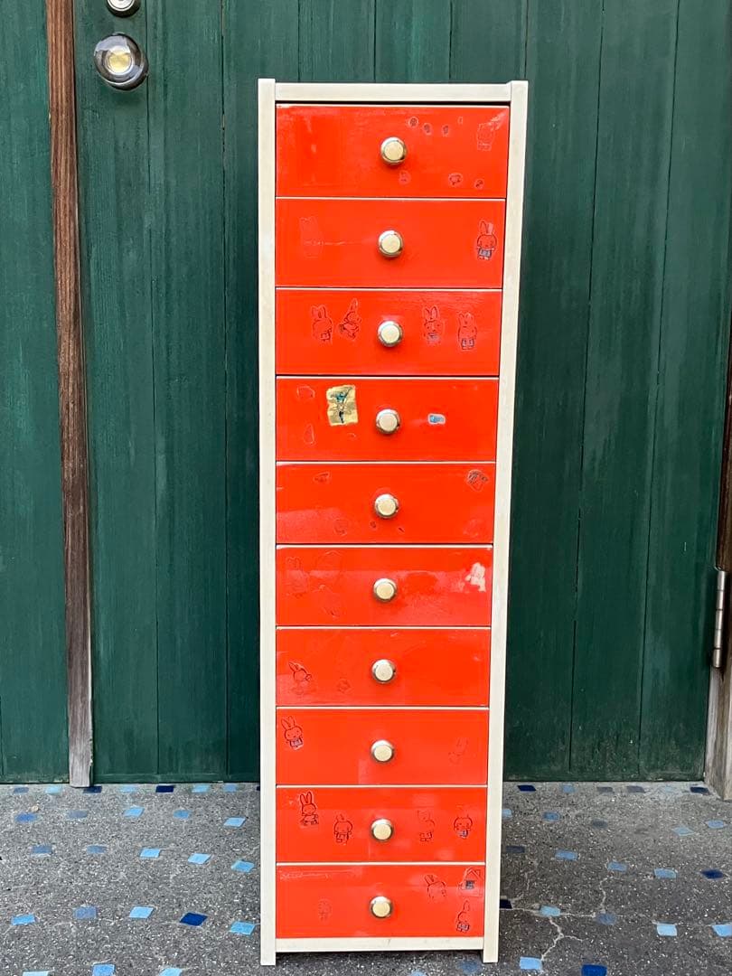 昭和レトロでスリムなチェスト はオレンジ色 中古家具 シールやその跡形あり