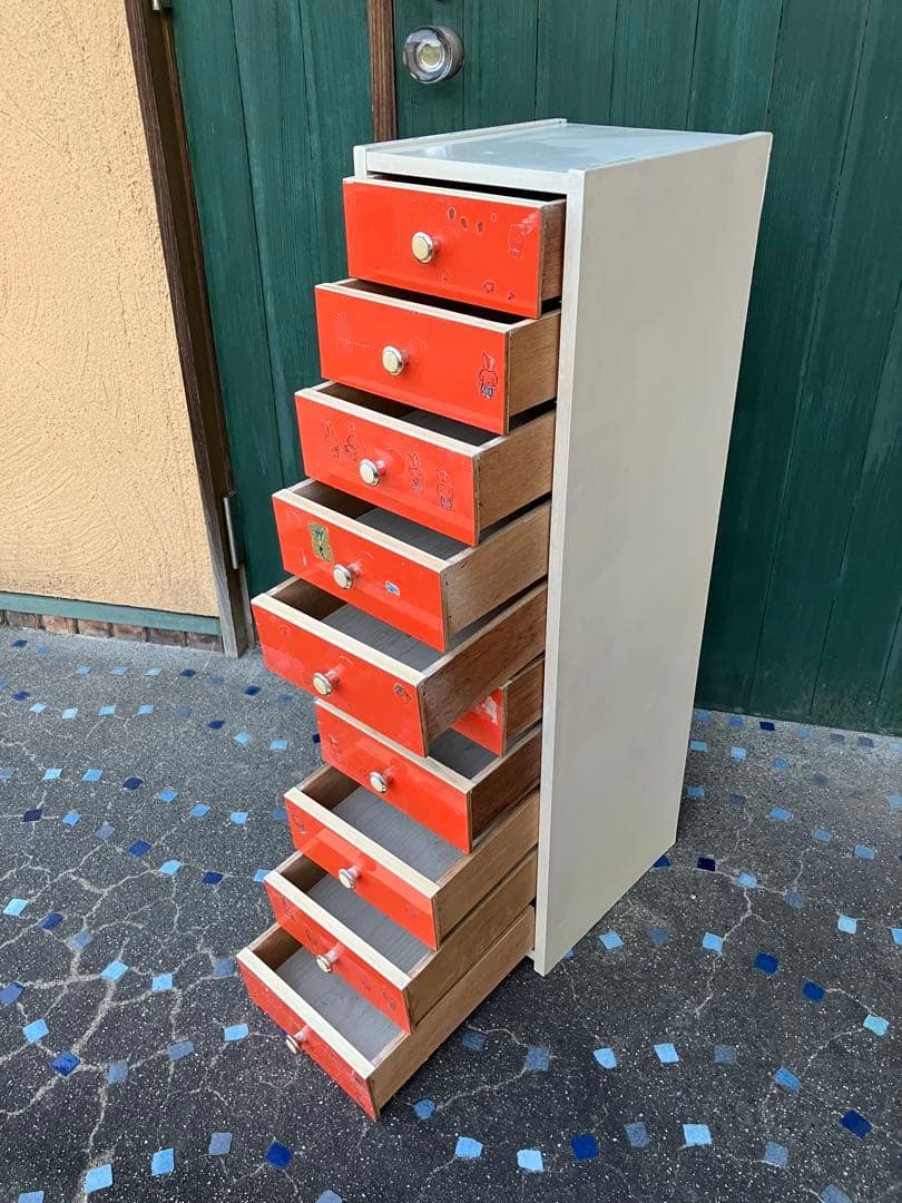 昭和レトロでスリムなチェスト はオレンジ色 中古家具 シールやその跡形あり
