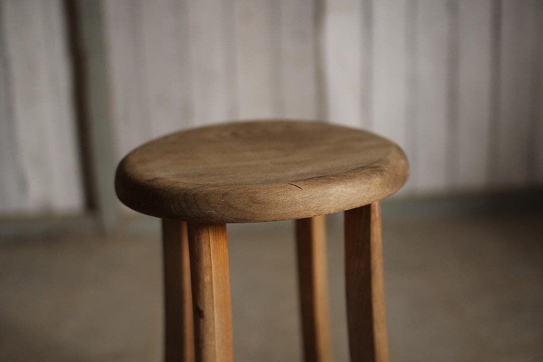 古く味のある木製の丸椅子　スツール　チェア　古道具　古家具
