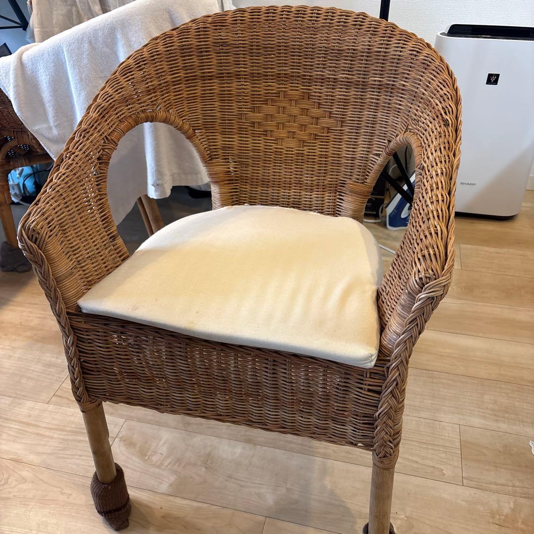 IKEA ラタン製アームチェア（クリーム色クッション付き）