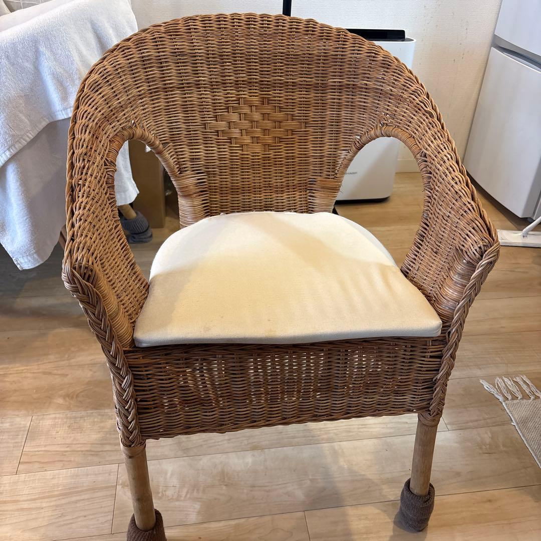 IKEA ラタン製アームチェア（クリーム色クッション付き）
