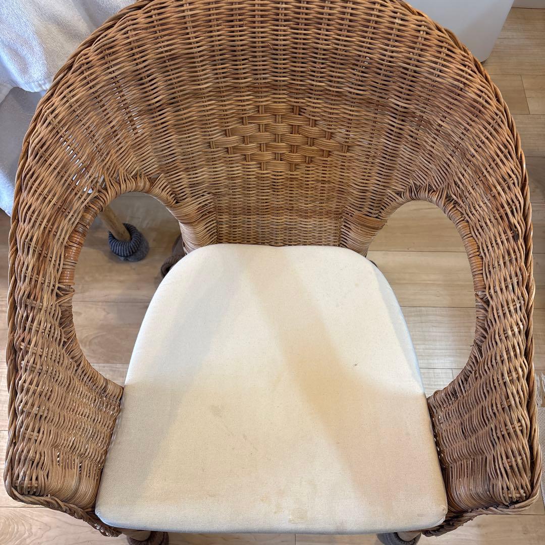 IKEA ラタン製アームチェア（クリーム色クッション付き）