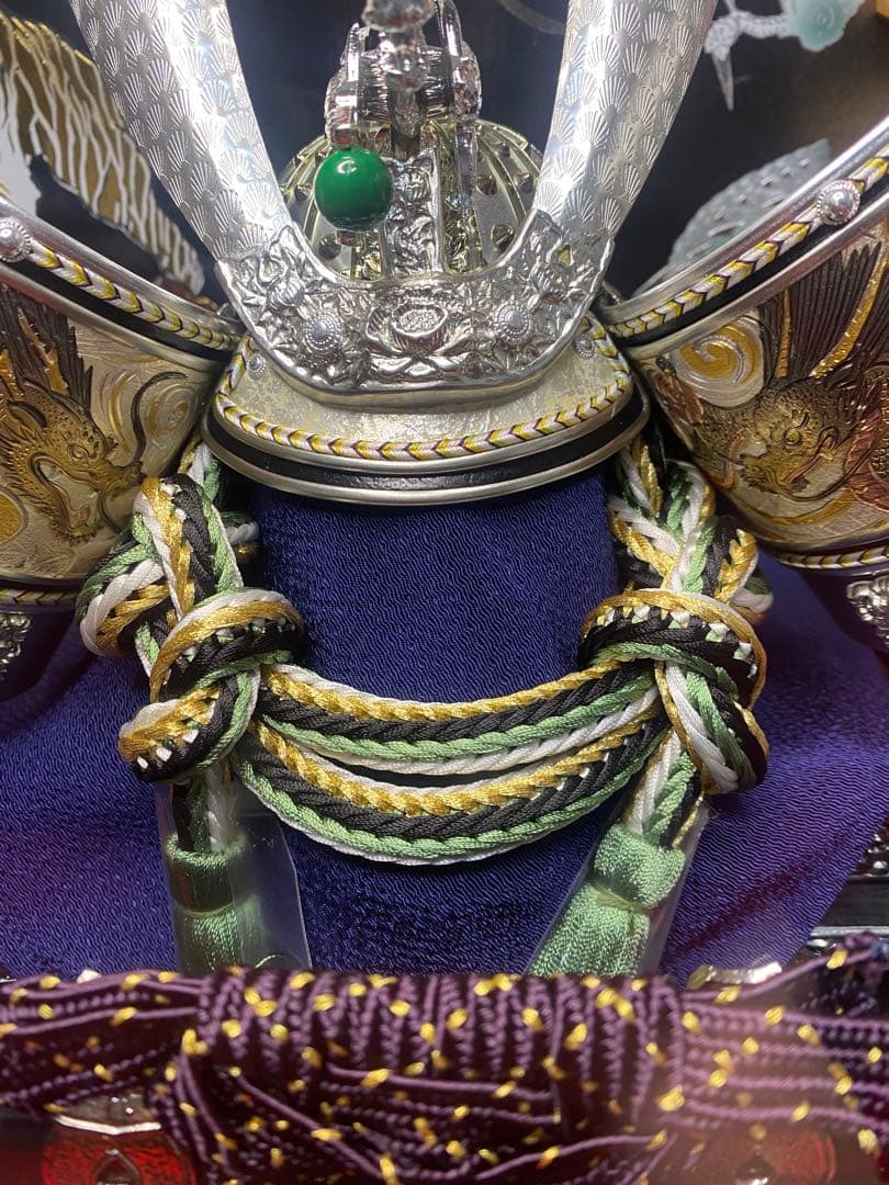 五月人形　龍頭付きシルバー兜飾り　六角アクリルケース入