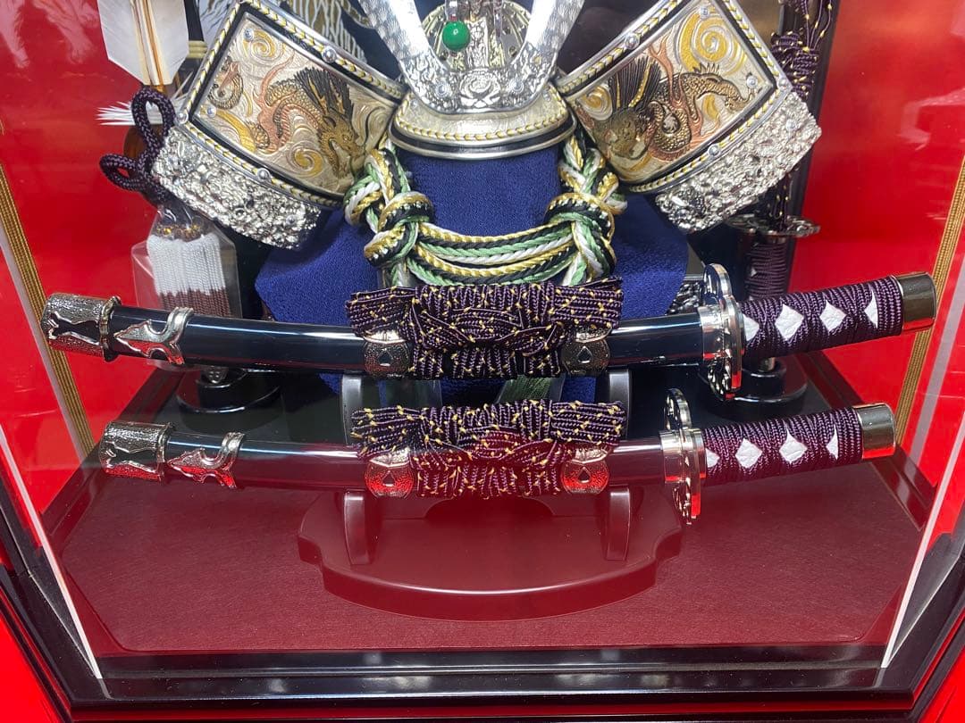 五月人形　龍頭付きシルバー兜飾り　六角アクリルケース入