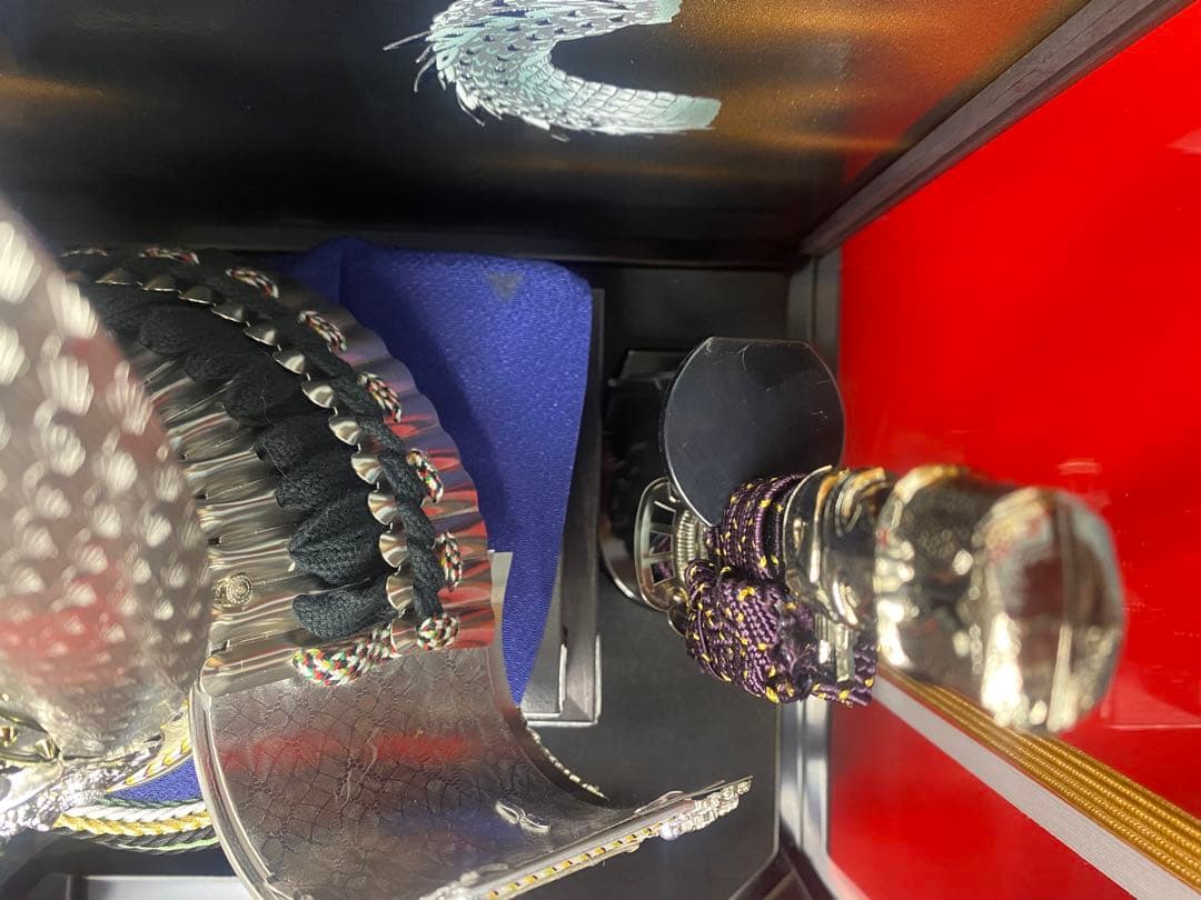 五月人形　龍頭付きシルバー兜飾り　六角アクリルケース入