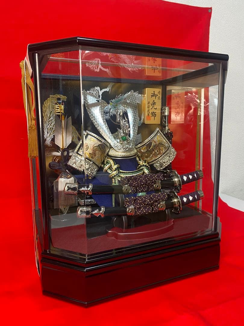 五月人形　龍頭付きシルバー兜飾り　六角アクリルケース入