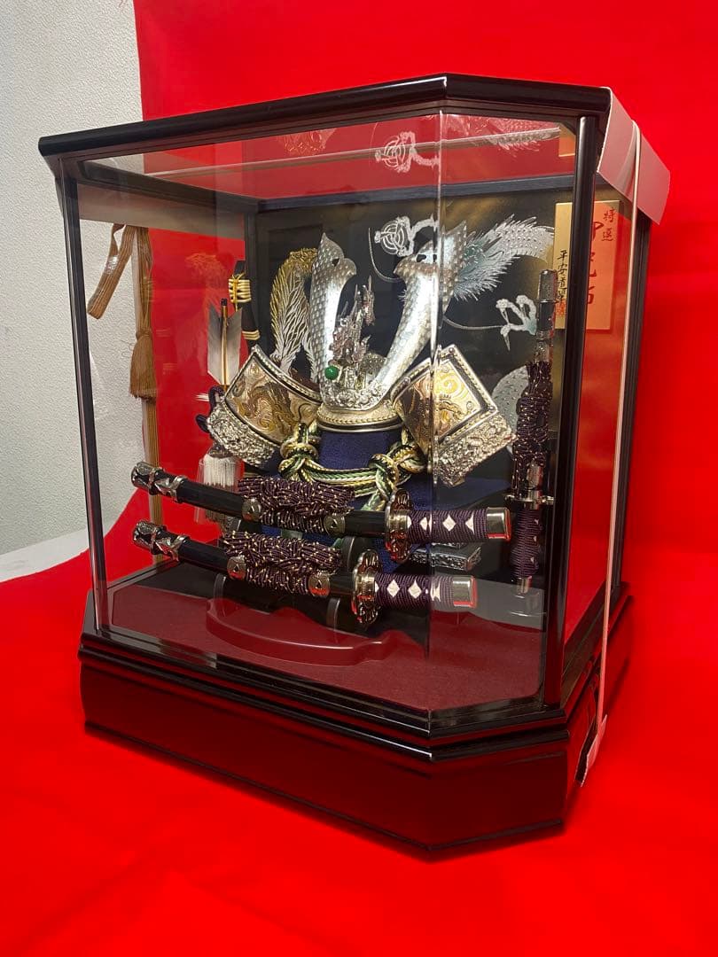 五月人形　龍頭付きシルバー兜飾り　六角アクリルケース入