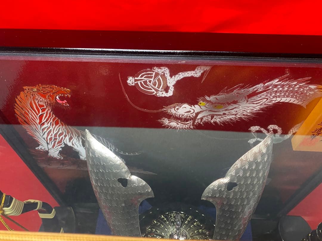 五月人形　龍頭付きシルバー兜飾り　六角アクリルケース入