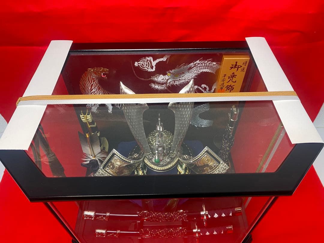 五月人形　龍頭付きシルバー兜飾り　六角アクリルケース入