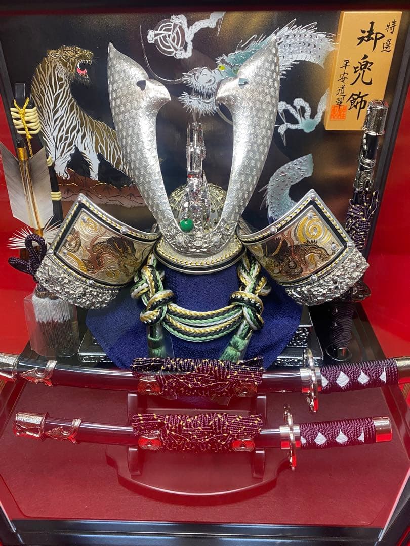 五月人形　龍頭付きシルバー兜飾り　六角アクリルケース入