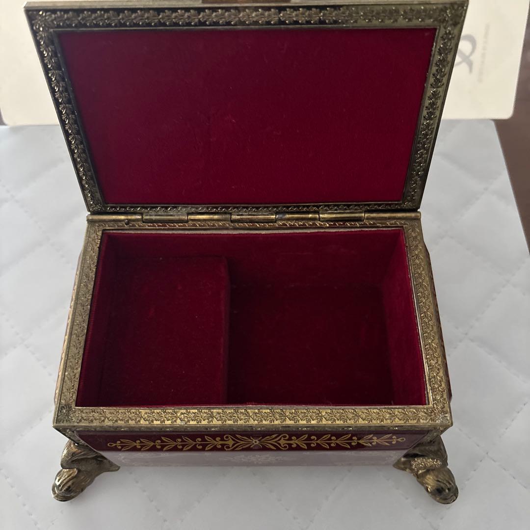 スイス製赤紫色の金色装飾オルゴール