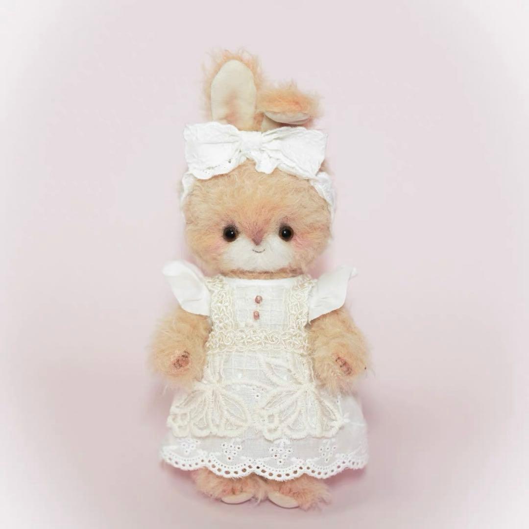 白いワンピースの兎さん アーティストベア ぬいぐるみ 海外作家様 ハンドメイド