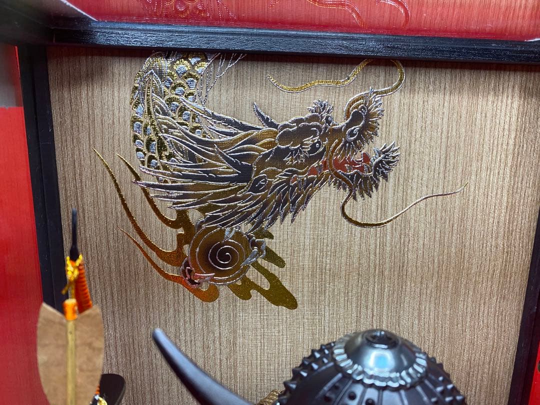 伊達政宗　東京久月　五月人形　家紋付マットブラック兜飾り木目六角アクリルケース入