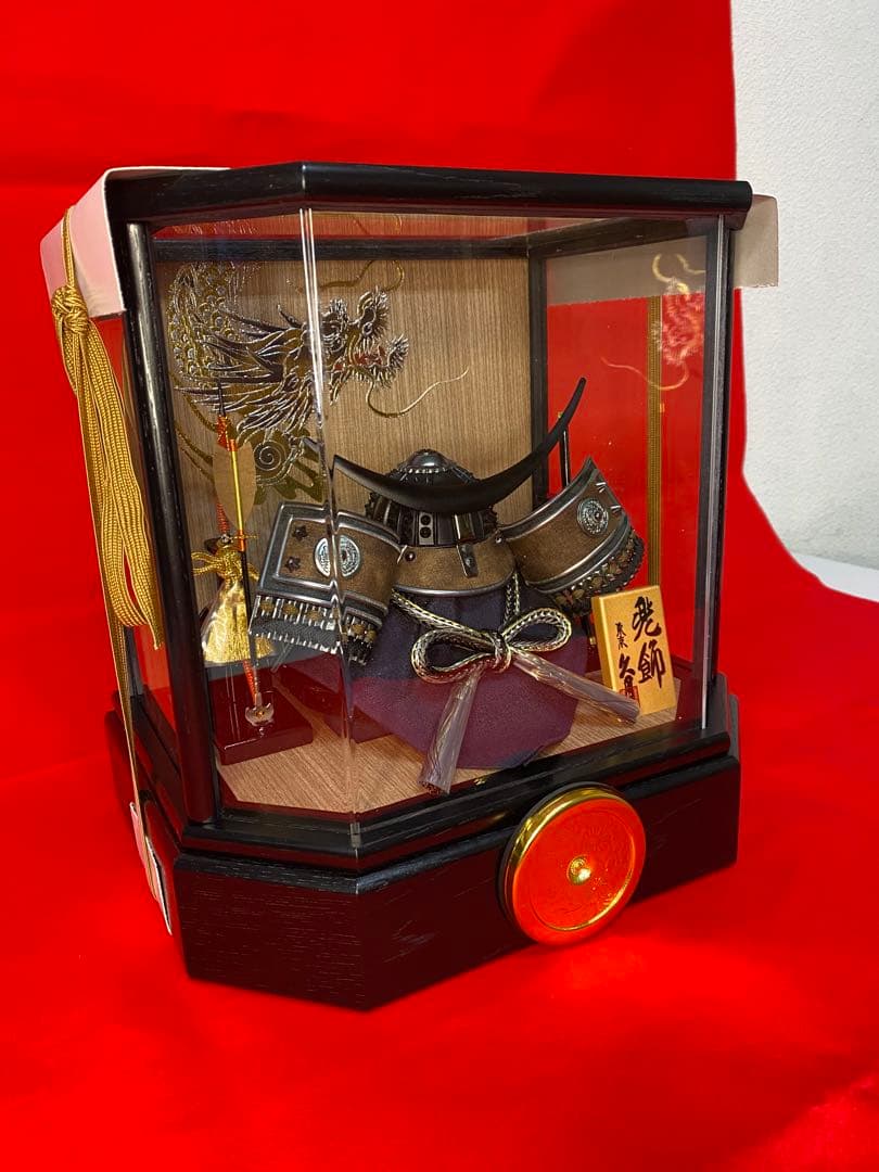 伊達政宗　東京久月　五月人形　家紋付マットブラック兜飾り木目六角アクリルケース入