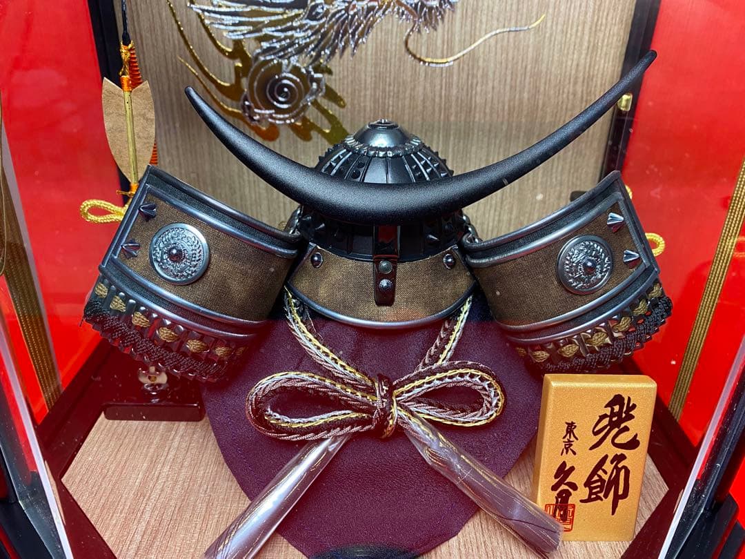 伊達政宗　東京久月　五月人形　家紋付マットブラック兜飾り木目六角アクリルケース入