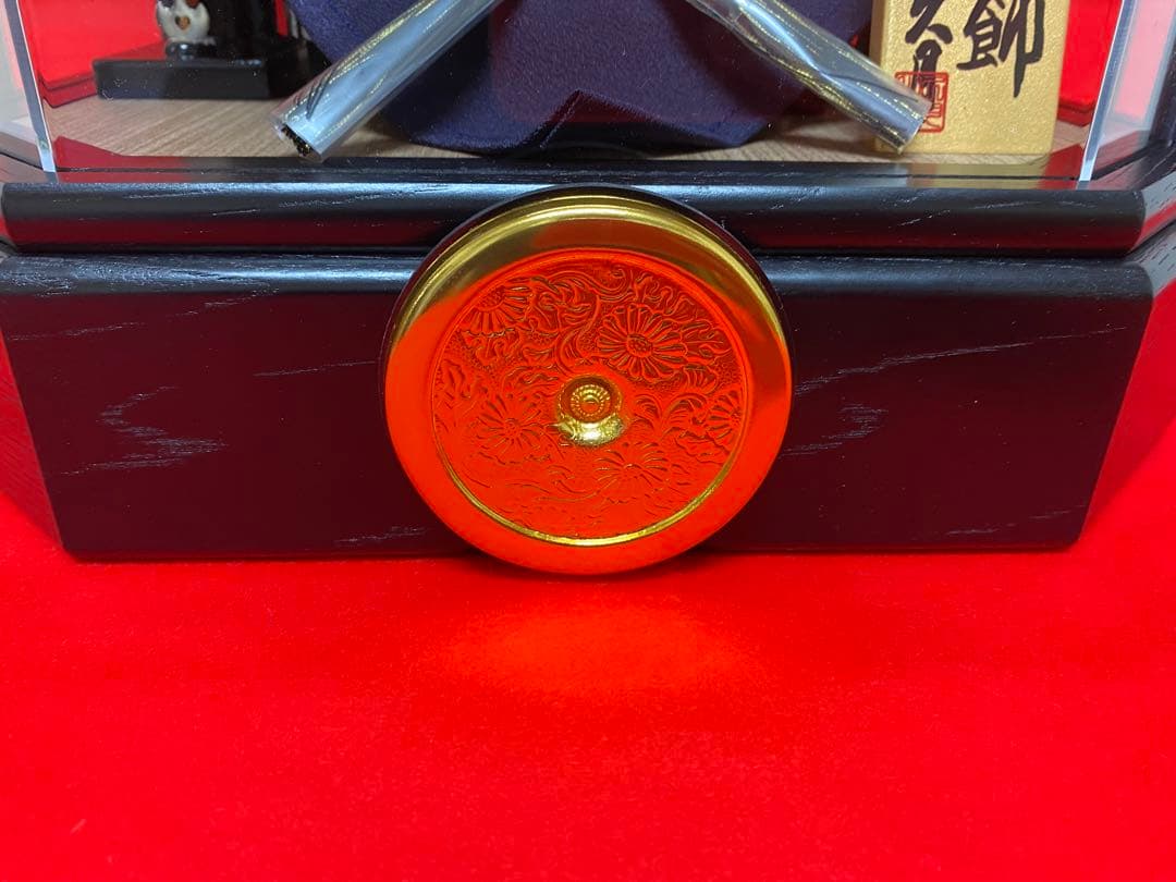 伊達政宗　東京久月　五月人形　家紋付マットブラック兜飾り木目六角アクリルケース入