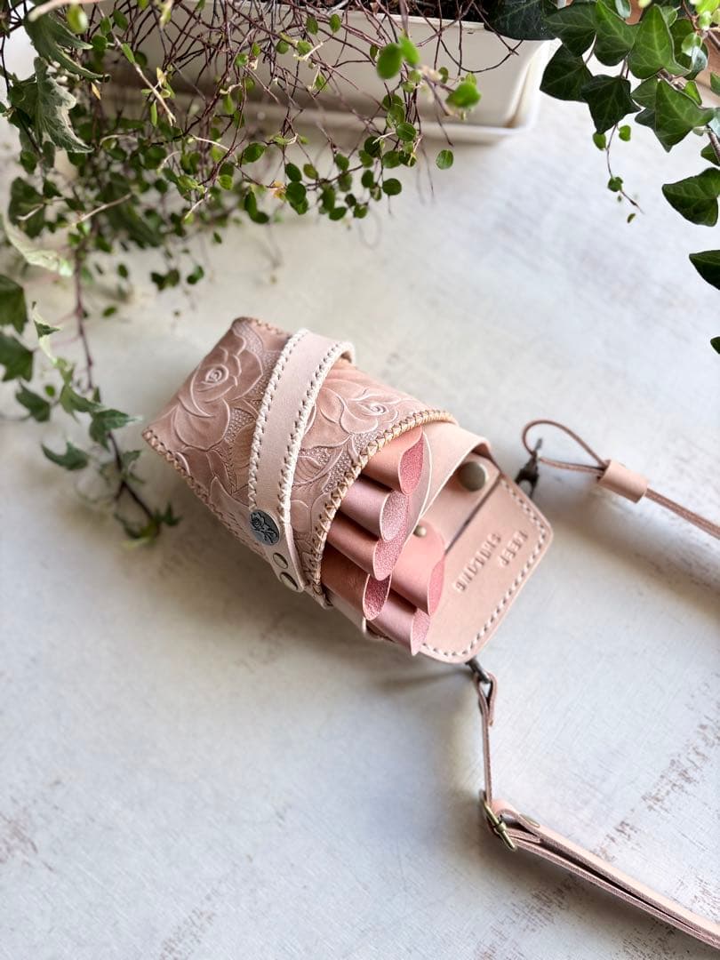 ヌメ革ナチュラル、ローズ型押しのシザーケース