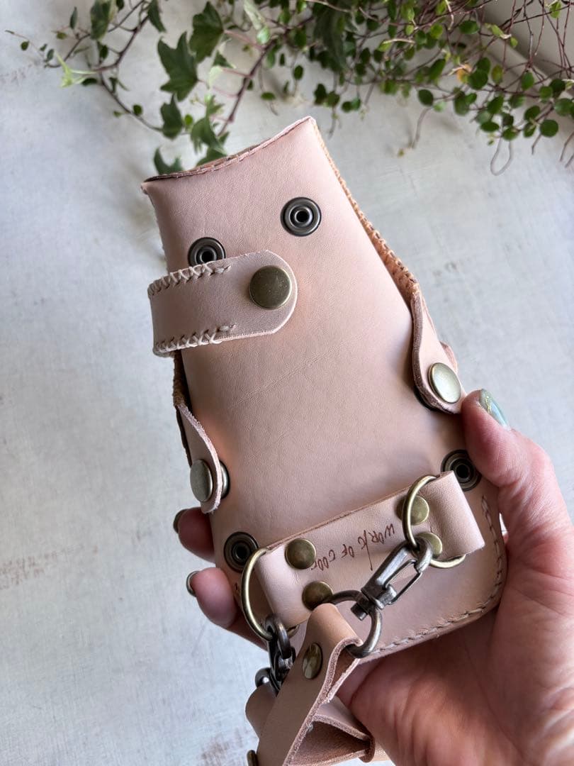 ヌメ革ナチュラル、ローズ型押しのシザーケース