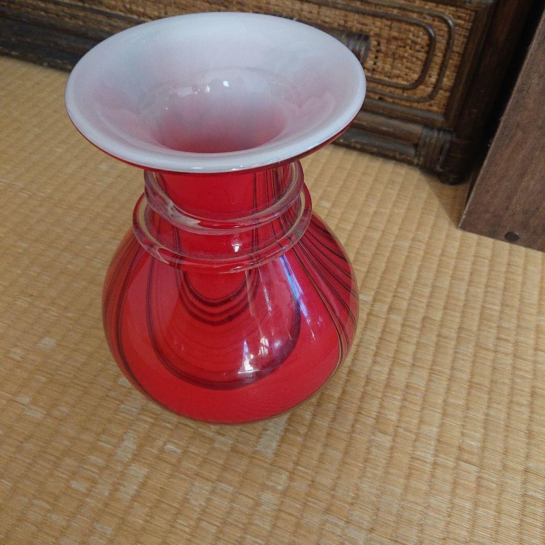 赤と白のマーブル模様の花瓶アンティーク