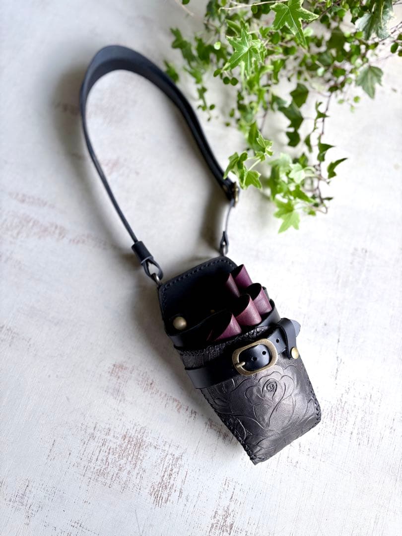 ヌメ革ブラック ローズ型押しのシザーケース - メルカリ