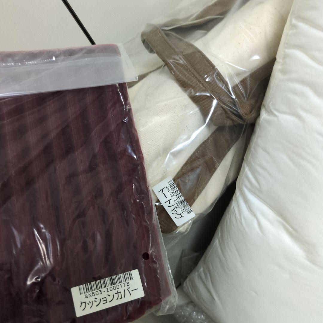 コメダ珈琲　赤い椅子　クッション　トートバック