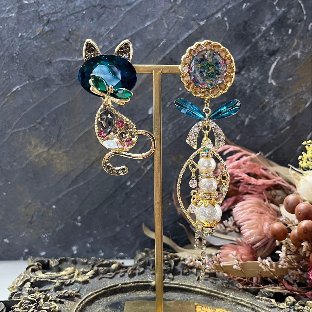 17 沢山のお色のビジュ猫ちゃんハンドメイドピアスorイヤリング