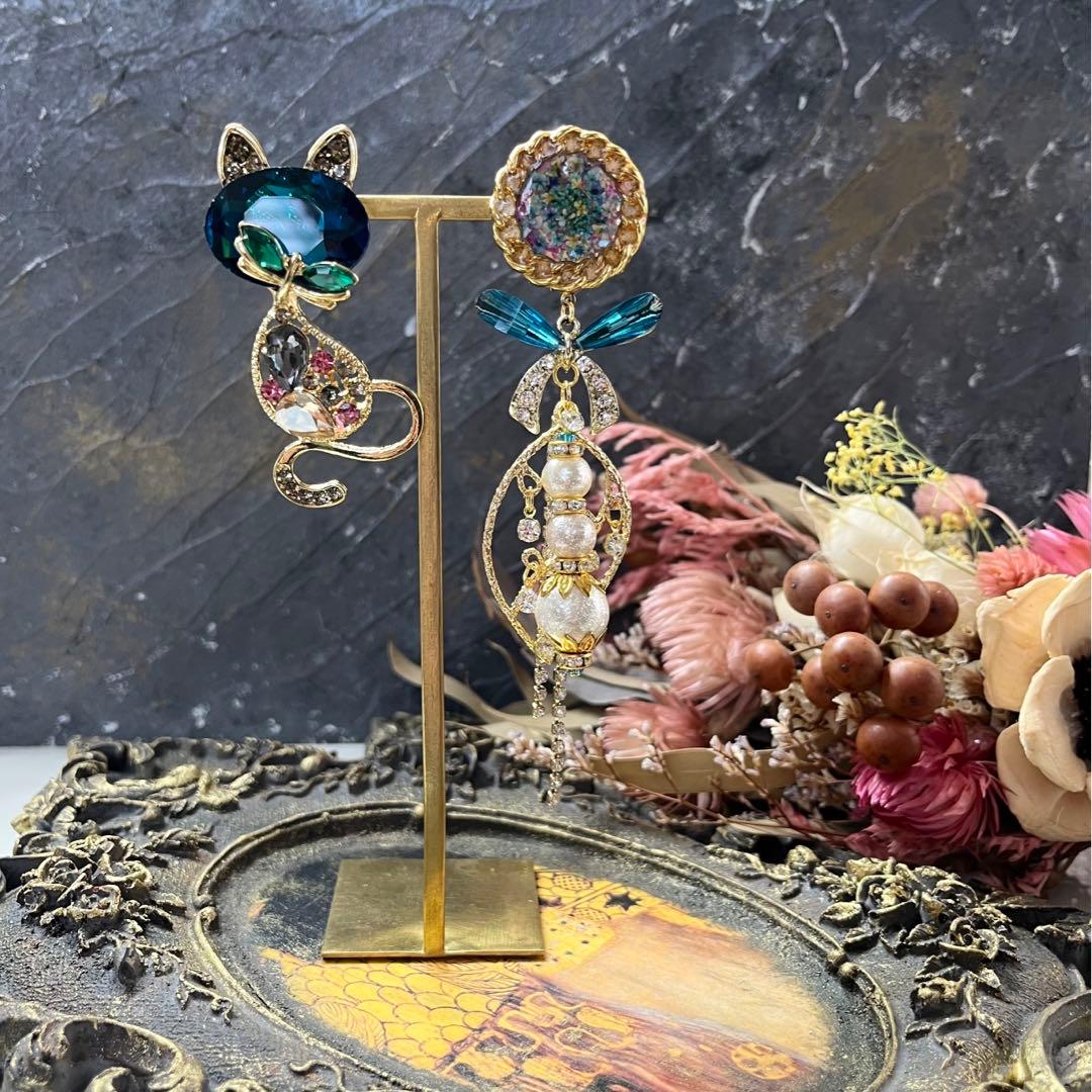 17 沢山のお色のビジュ猫ちゃんハンドメイドピアスorイヤリング