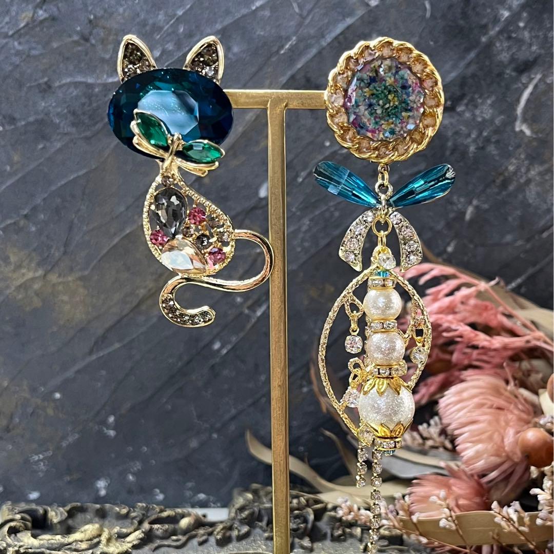 17 沢山のお色のビジュ猫ちゃんハンドメイドピアスorイヤリング