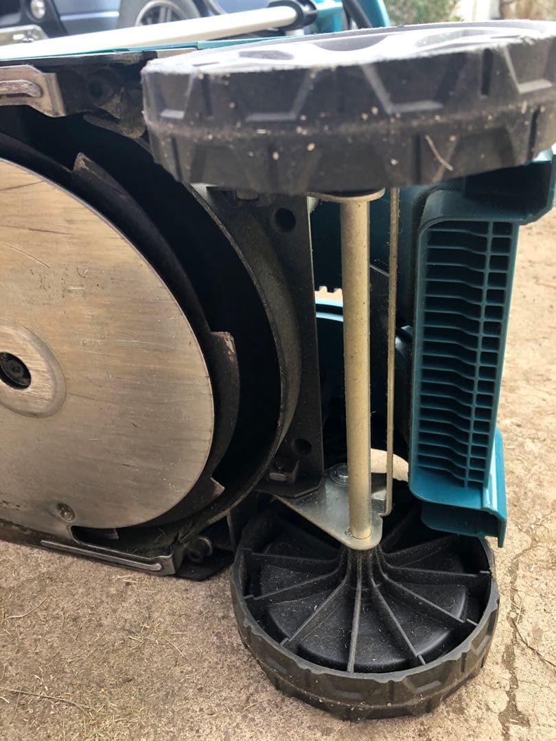 マキタ 充電式芝刈り機 MLM230D 純正バッテリー付きそれ以外付属品無し