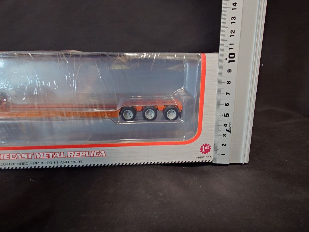 コンボイMack トレーラー ファーストギア1/64ミニカー 重機運搬車