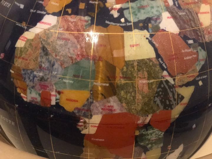 天然石でできた超レア地球儀