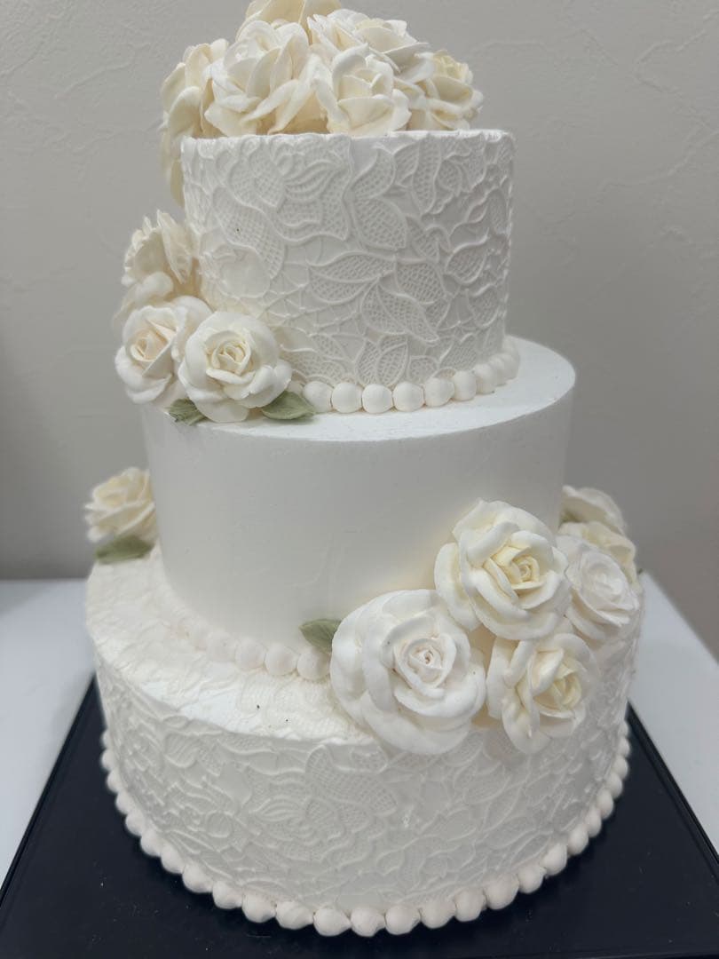 ホワイトローズの3段ケーキ型置物