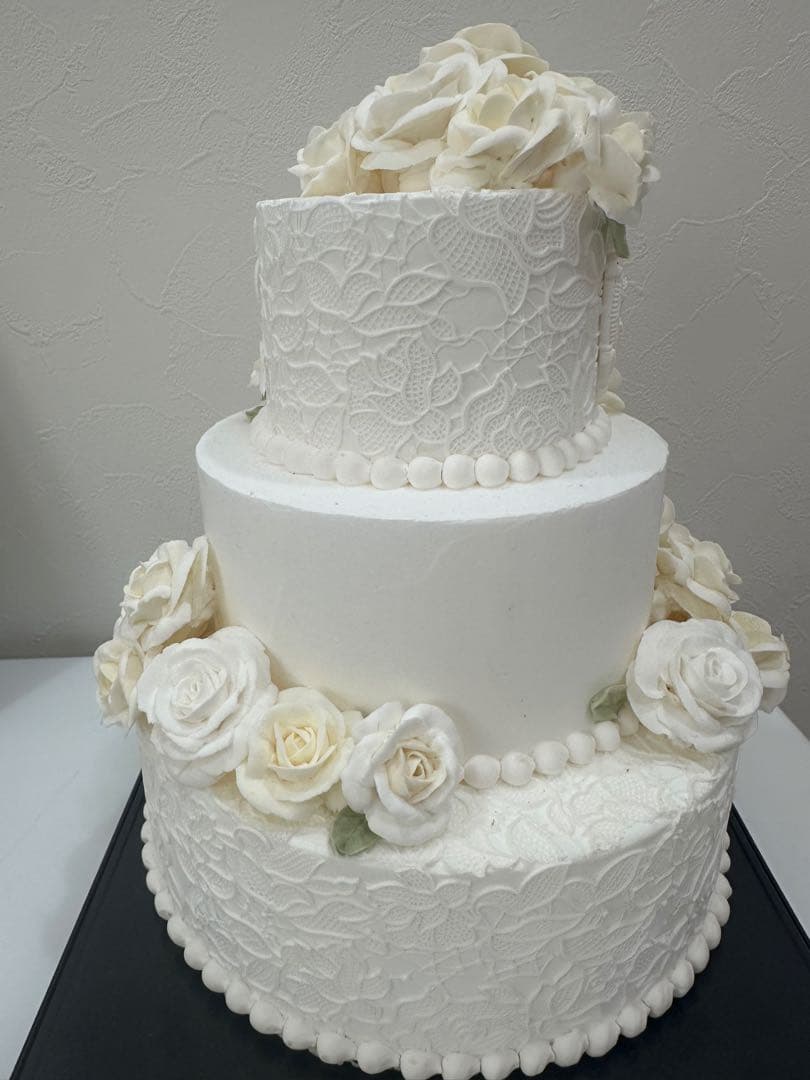 ホワイトローズの3段ケーキ型置物