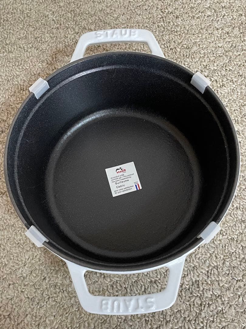 新品未使用シリアルナンバー有　staub ストウブ　ピュアホワイト　18cm