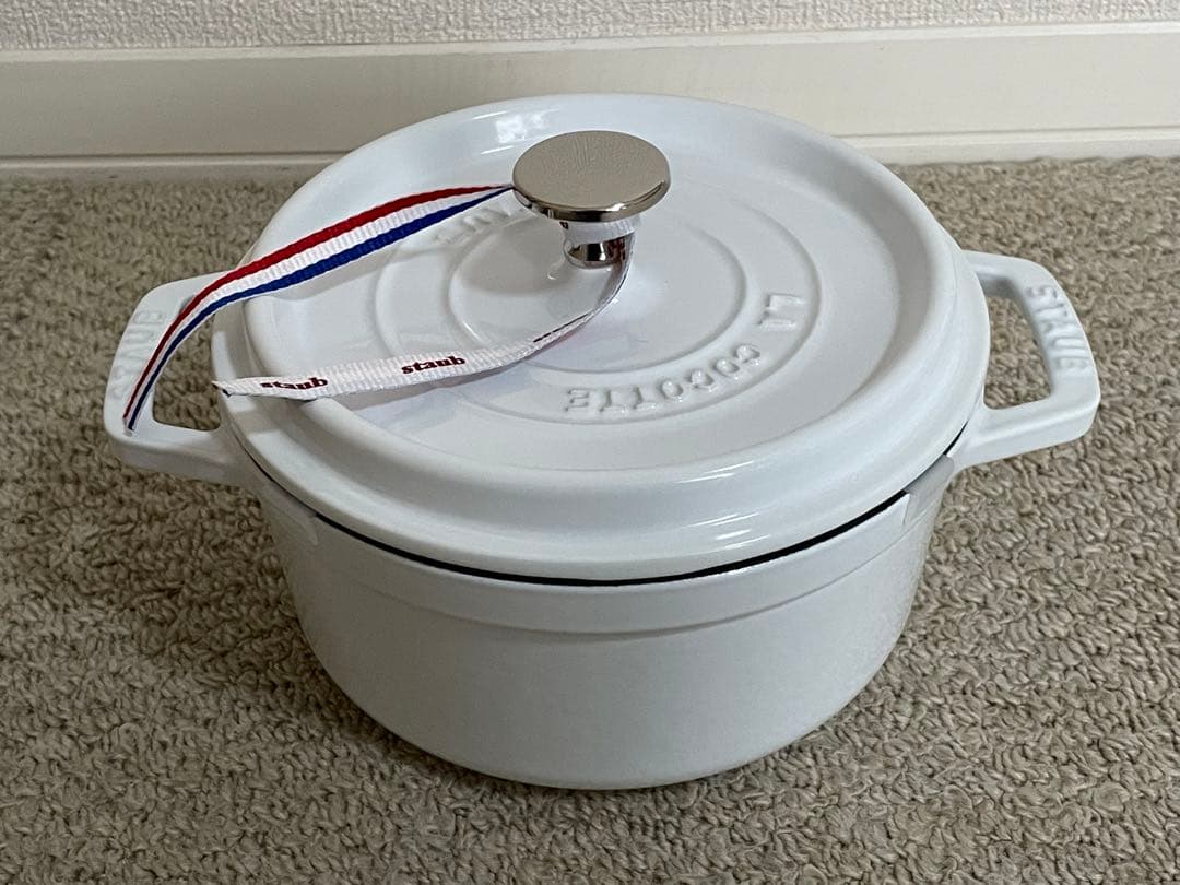 新品未使用シリアルナンバー有　staub ストウブ　ピュアホワイト　18cm