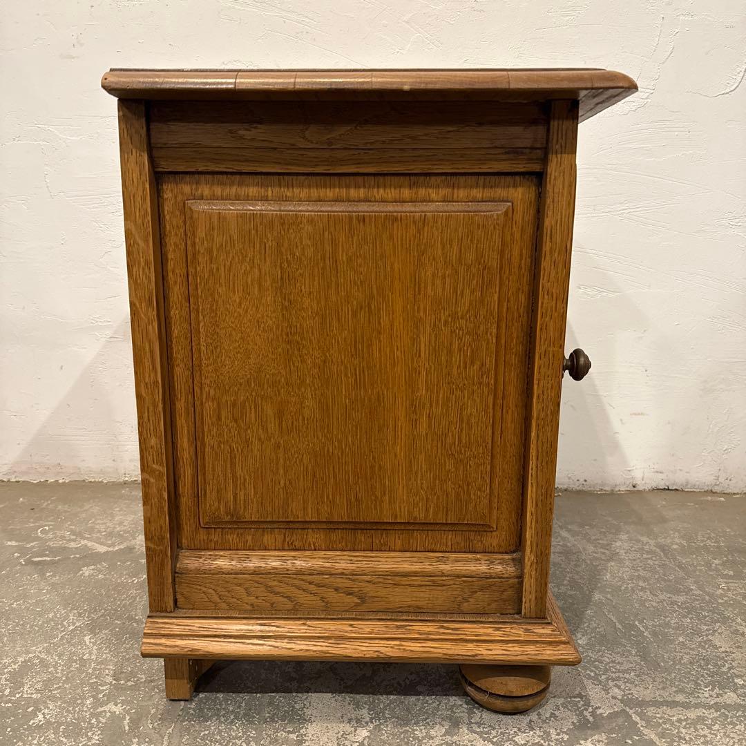 年末年始saleヴィンテージ　木製サイドテーブル　扉収納付き　1