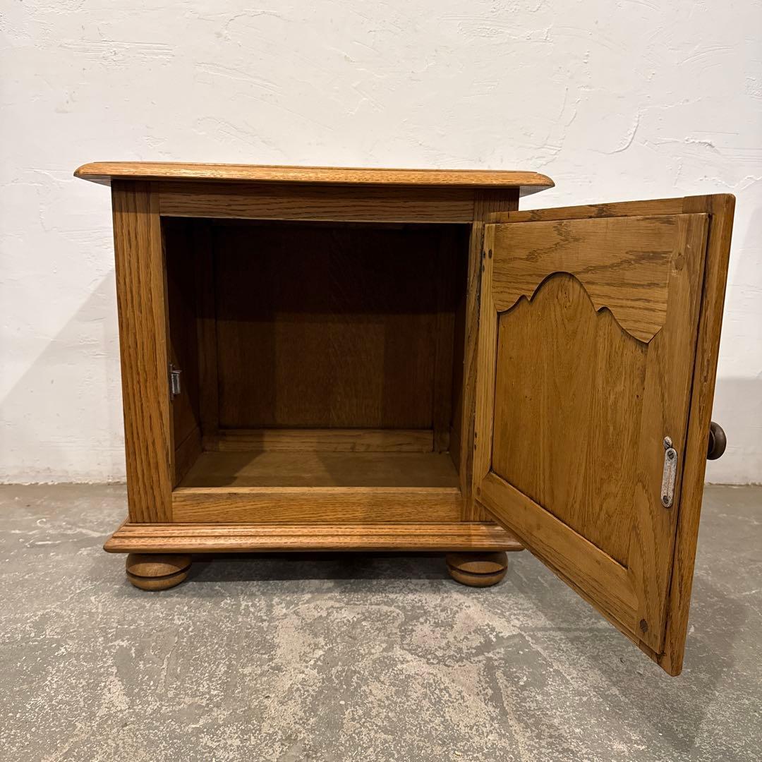 年末年始saleヴィンテージ　木製サイドテーブル　扉収納付き　1