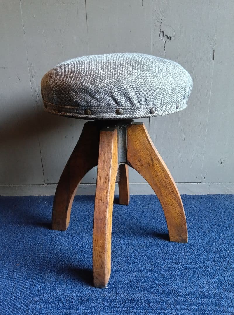 木製脚のグレー布製スツール　ヴィンテージ　レトロ