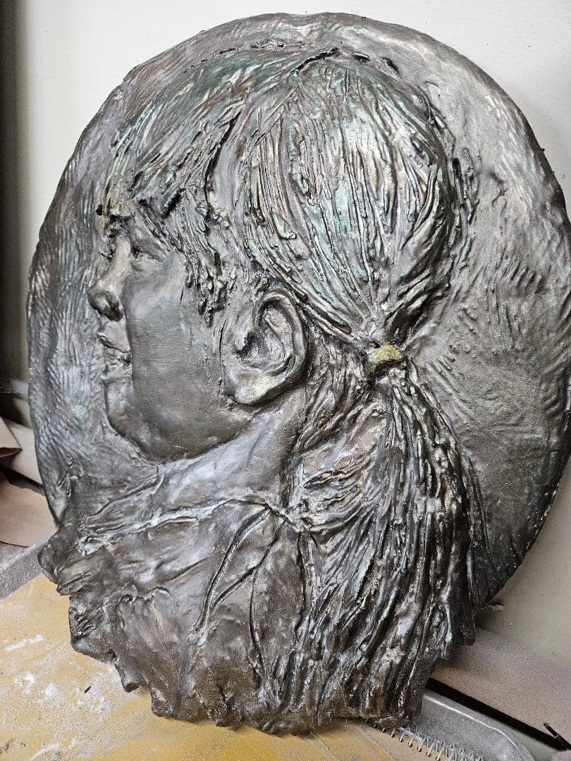 彫刻レリーフ微笑む少女