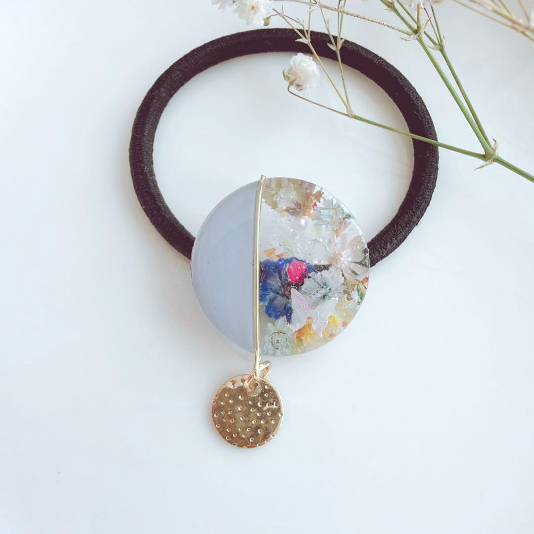 レジンヘアゴム バイカラー　ブルー　ゆらゆら　チャーム　冬　ちょうちょ